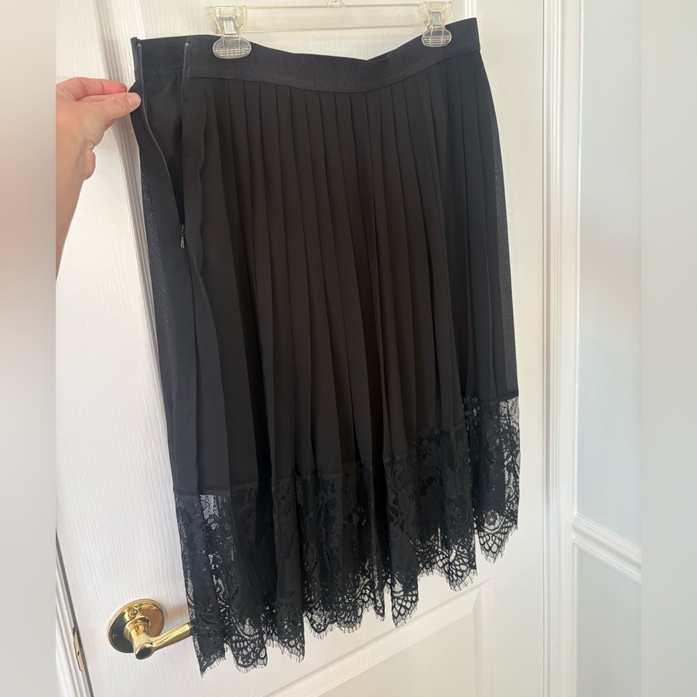 Ann Taylor Black Pleated Lace-Hem Women's Skirt size LP - Picture 2 of 3
